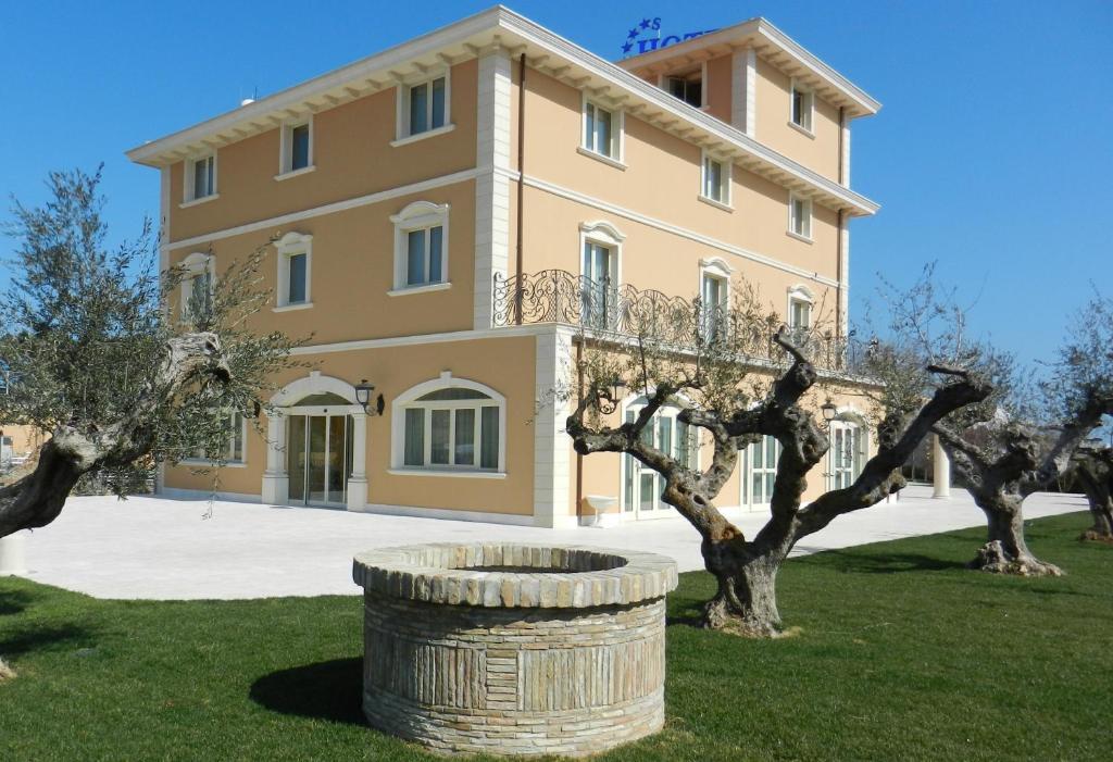 Hotel Villa Michelangelo Citta Sant'Angelo Bagian luar foto