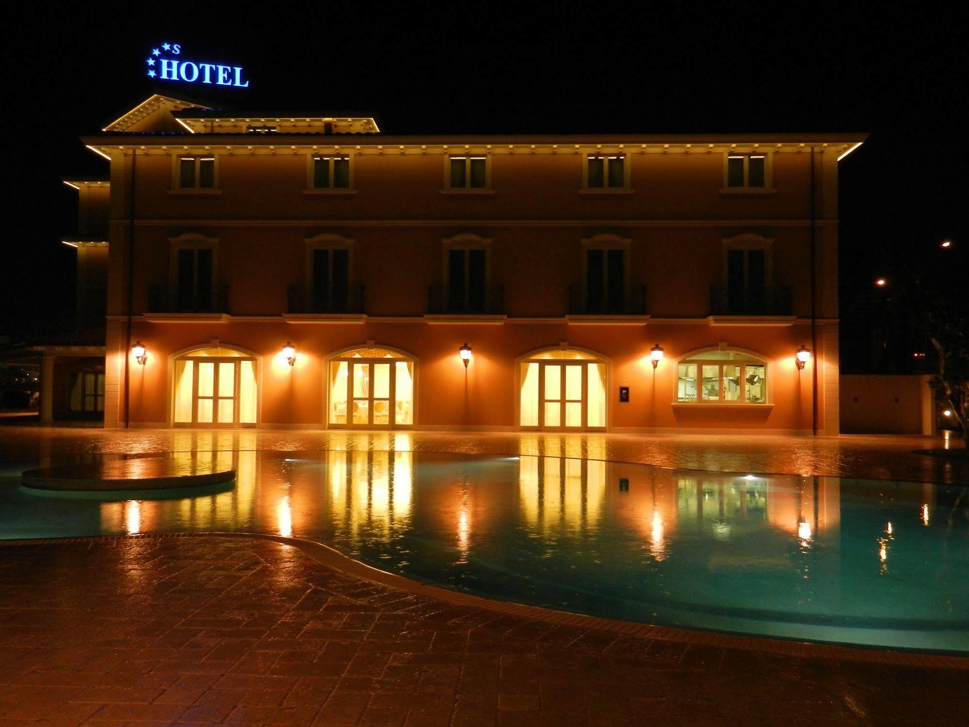 Hotel Villa Michelangelo Citta Sant'Angelo Bagian luar foto